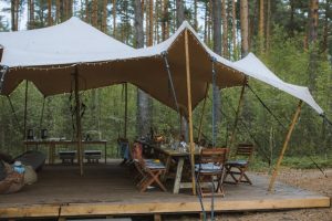 Louez un mobil-home dans un camping 4 étoiles, combinant confort, services de qualité et accès à des infrastructures modernes pour des vacances en toute sérénité.