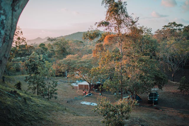 Profitez d’une location de mobil-home dans un camping 4 étoiles, avec piscine et animations, parfait pour des vacances confortables en pleine nature.